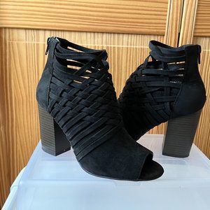 Fergalicious Women's Jonah Dress Sandal, Black, 6 M US